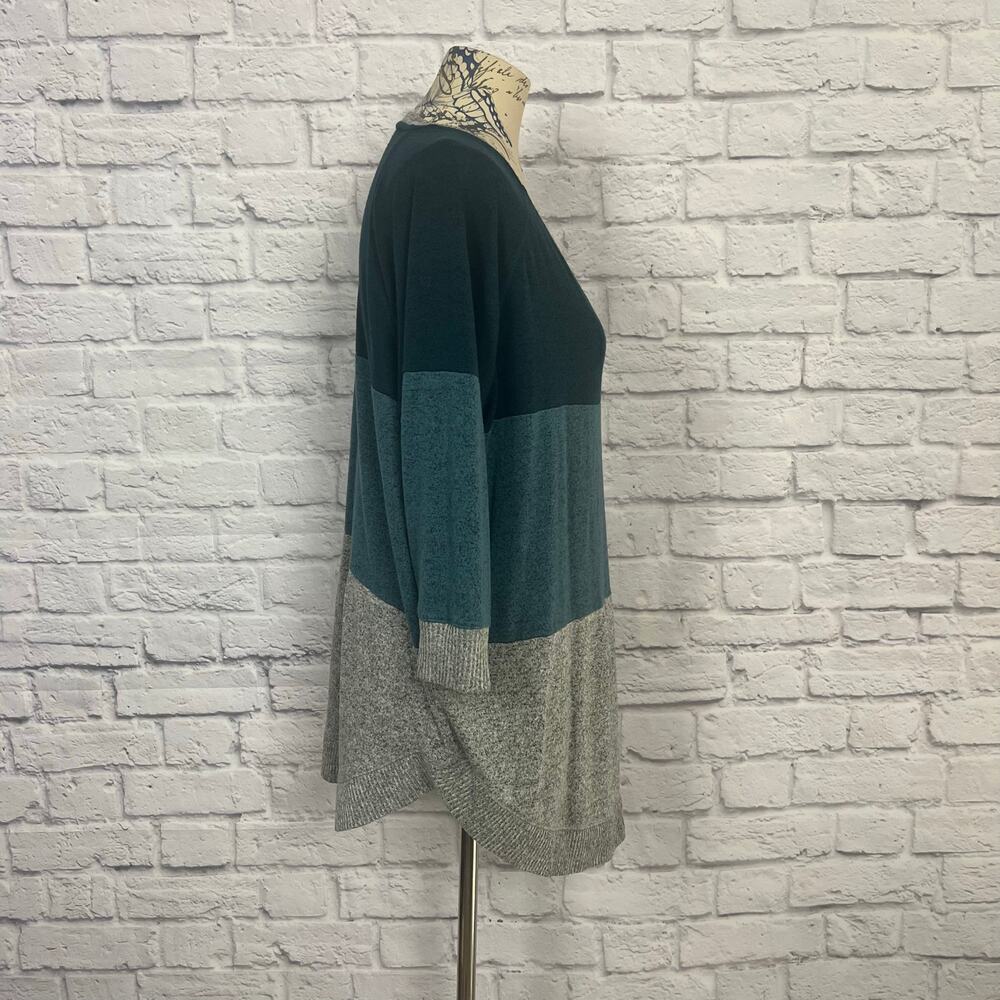 Maurice's Color Block 3/4 Sleeve Tunic Blouse Plus Size - Picture 3 of 6